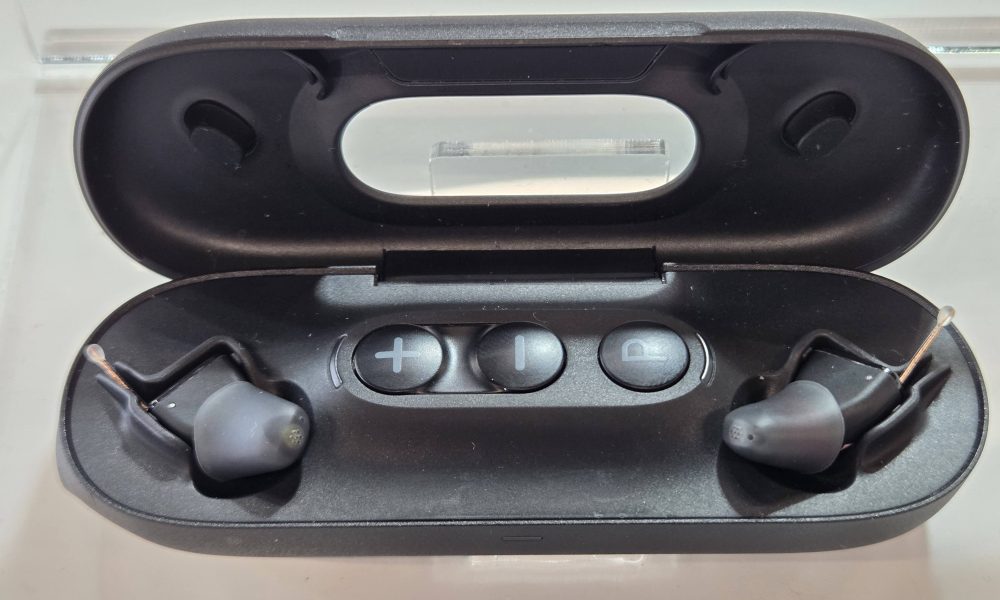 EUHA 2025: Robin to sing! Yeasound showcases new Auracast-enabled hearing aid The Yeasound Robin CIC60 hearing aids in their charging case