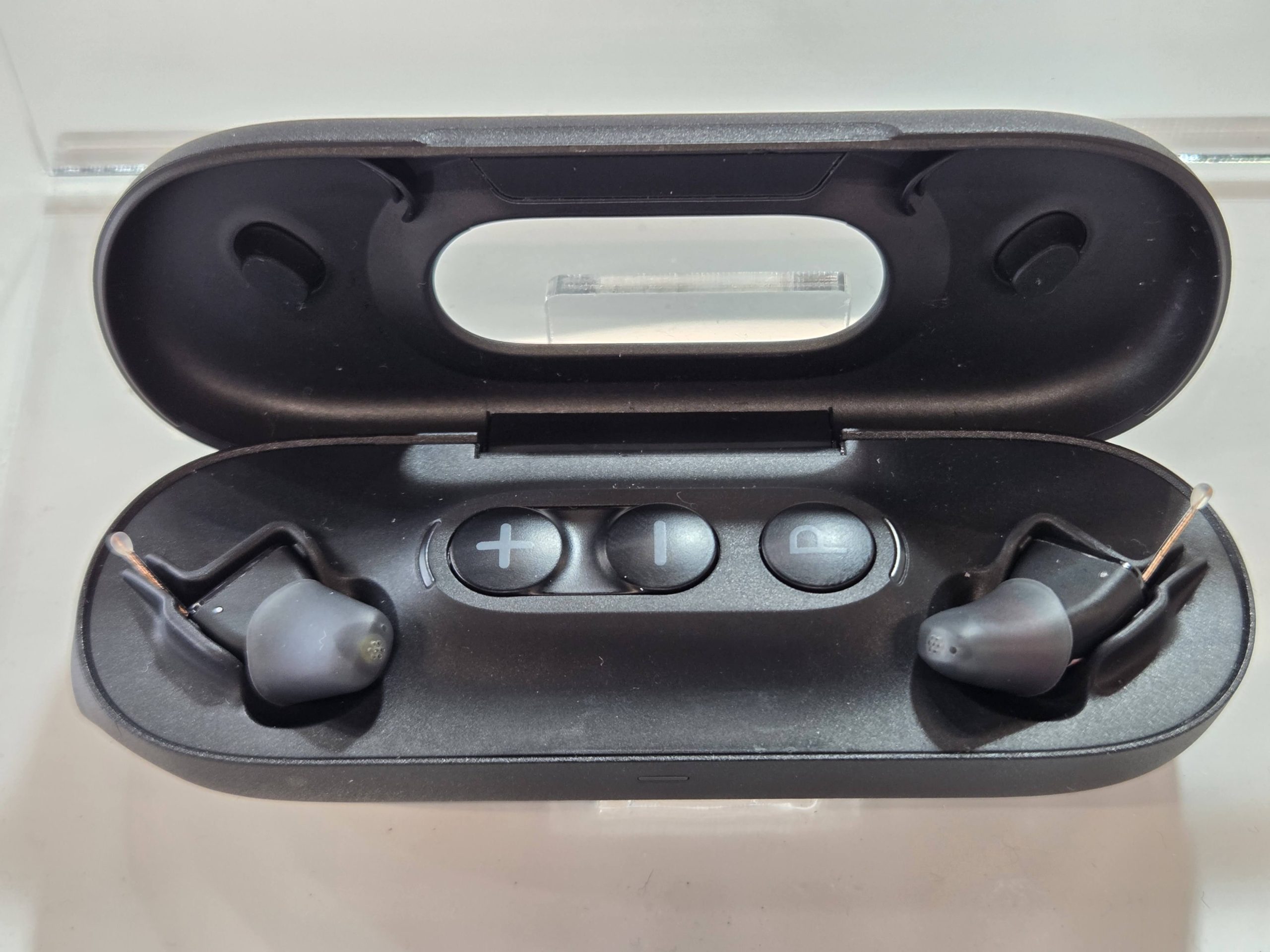 The Yeasound Robin CIC60 hearing aids in their charging case
